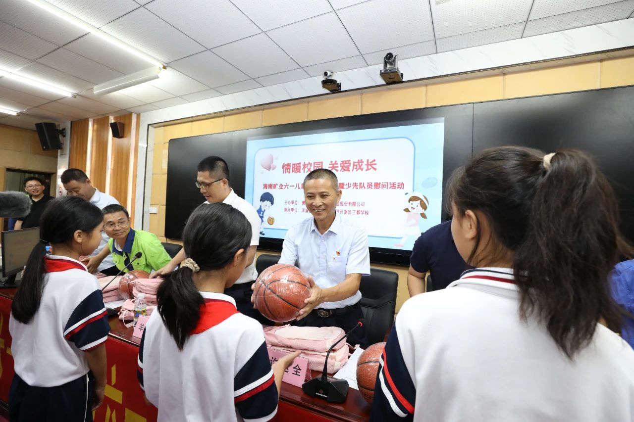 情暖校园 关爱成长 2121非凡发展六一儿童节公益捐赠活动2.jpg