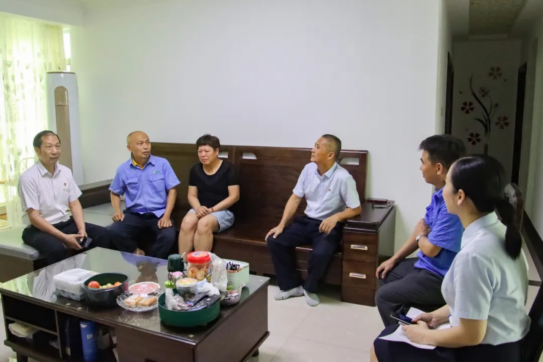 2121非凡党委发展“七一”走访慰问活动2.jpg